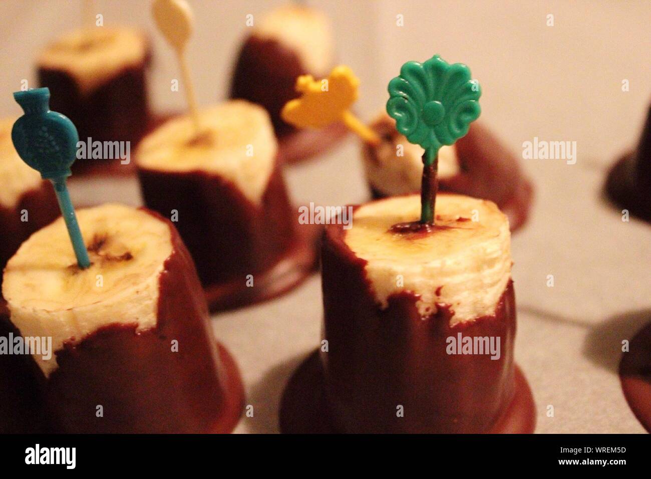 Rodajas de plátano en el Chocolate Foto de stock