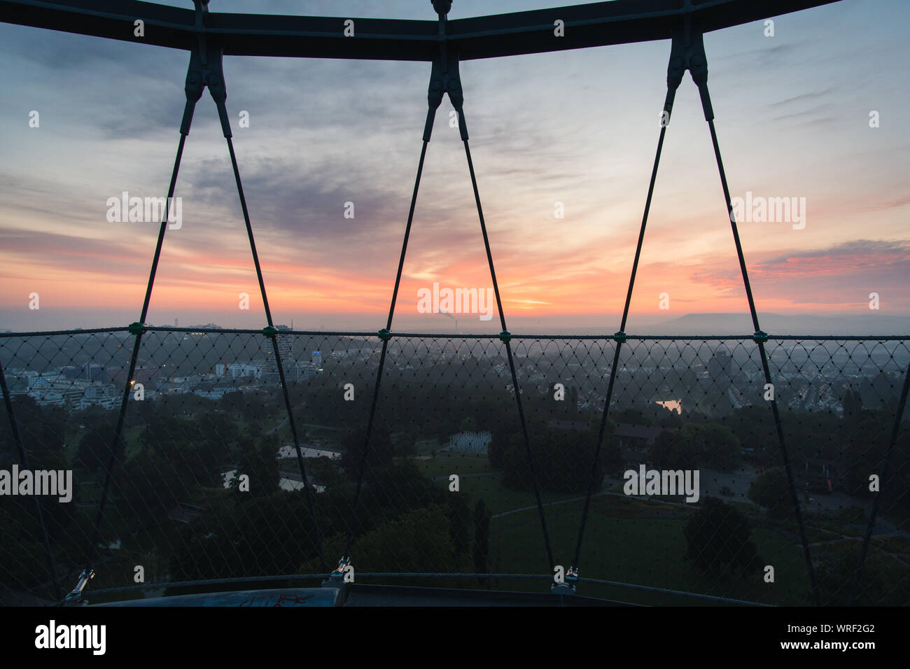Amanecer desde el impresionante mirador sobre la bella ciudad de Stuttgart Foto de stock