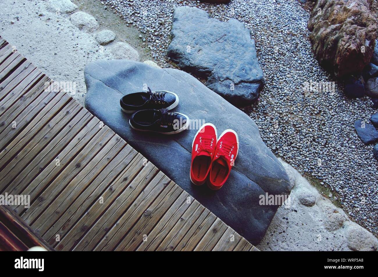 Zapatos negros y rojos fotografías e imágenes de alta resolución - Alamy