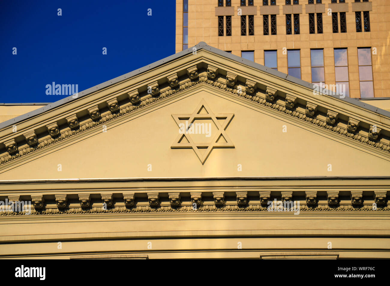 Las seis puntas de la estrella de David judía sobre la fachada de la