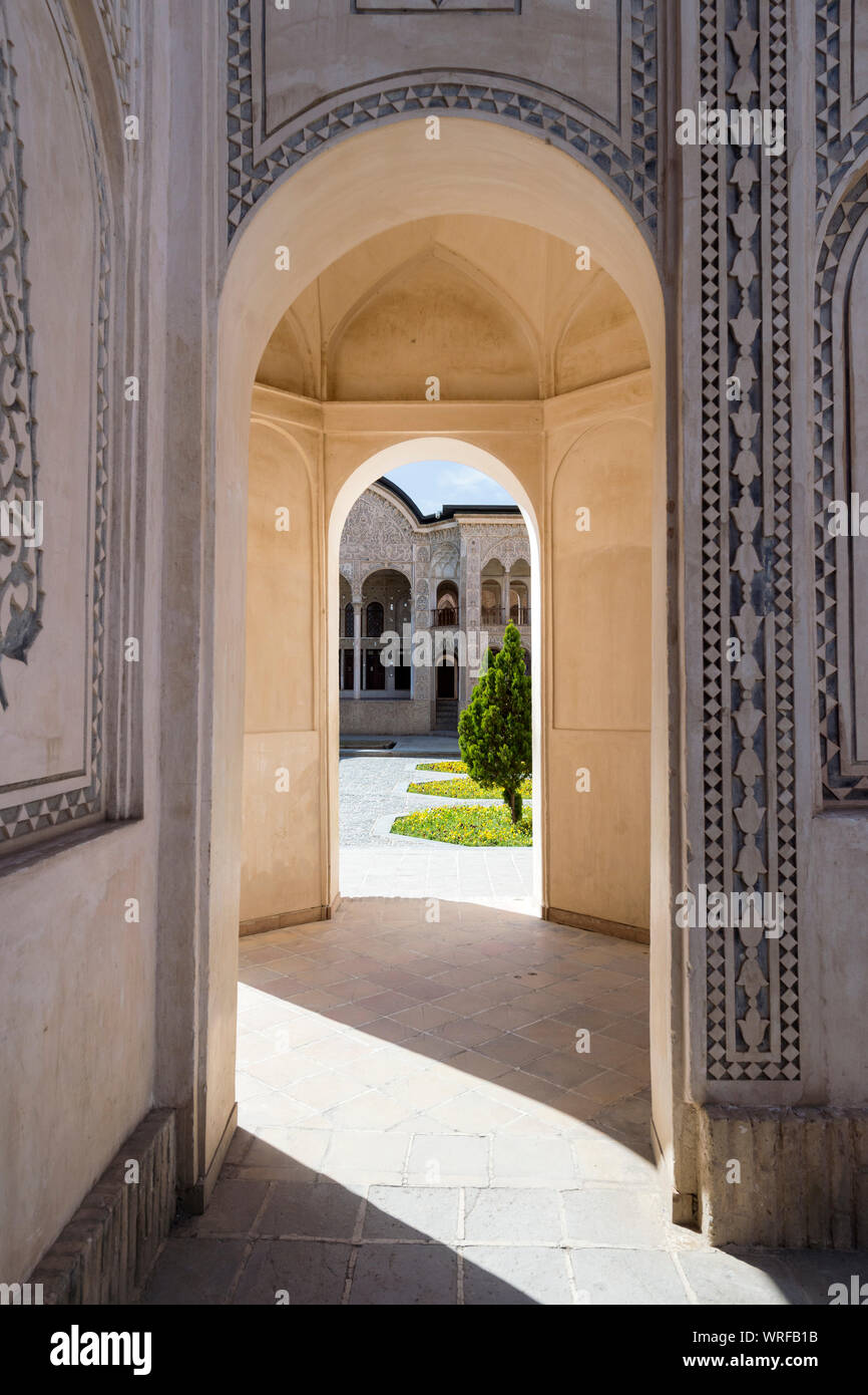 Tabatabai House, paredes labradas y pasaje, Kashan, provincia de Isfahan, República Islámica del Irán Foto de stock