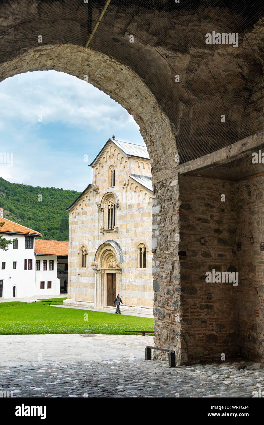 El monasterio ortodoxo serbio de Visoki Dečani, fundada en la primera mitad del siglo XIV por el Rey serbio Stefan Dečanski. Cerca de Deçan en Kosovo Foto de stock