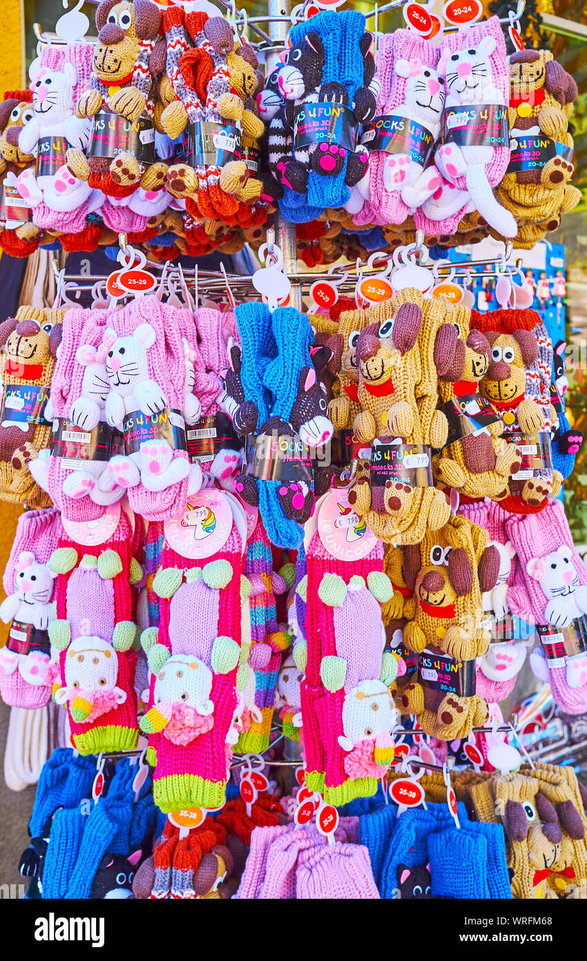 ST GILGEN, AUSTRIA - Febrero 23, 2019: El stand con colgante colorido calcetines  divertidos para niños, decorada con perros, gatos, ratones, osos y otros  animales Fotografía de stock - Alamy
