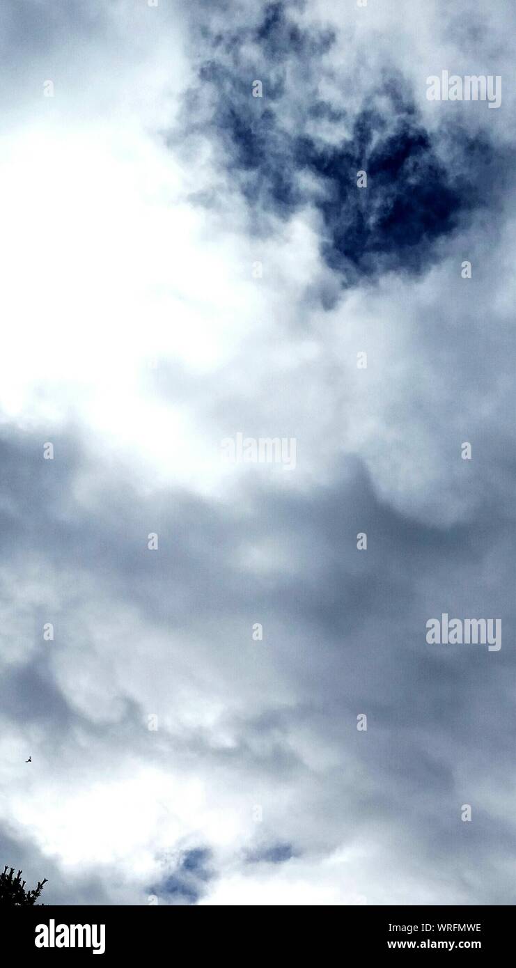 Nubes grises en el cielo Foto de stock