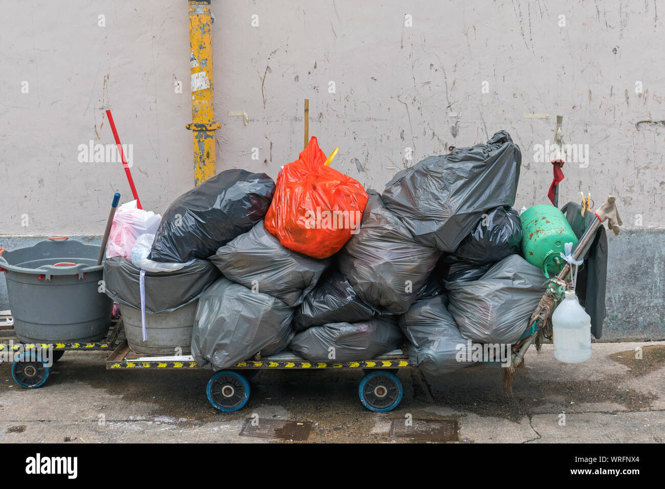 Montón de bolsas de basura basura en el carro Fotografía de stock - Alamy