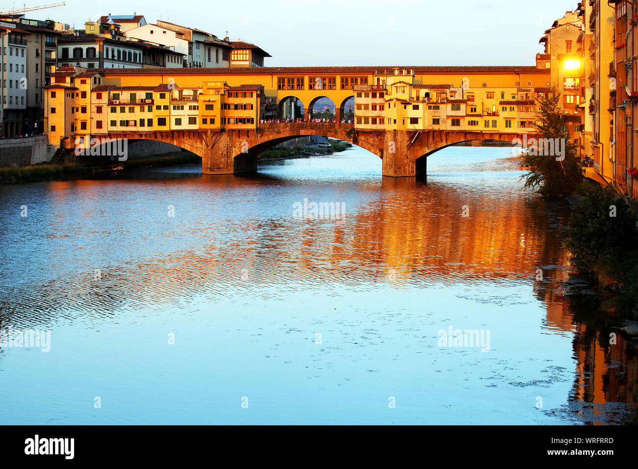 Ponte Vecchio sobre el río Arno en la Toscana contra Sky Foto de stock
