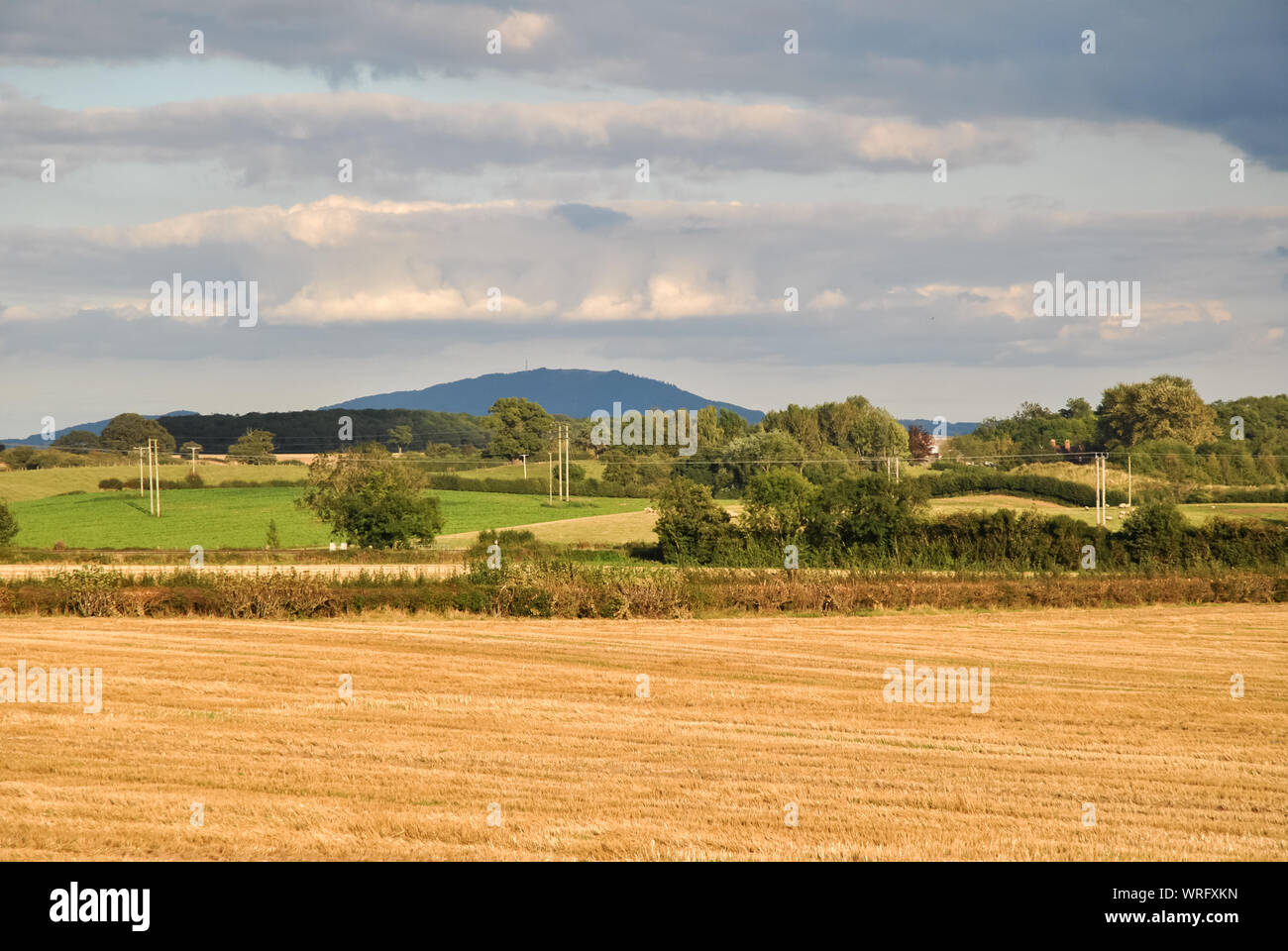 Una escena rural mostrando el Wrekin Hill, en el fondo, Shropshire, RU Foto de stock