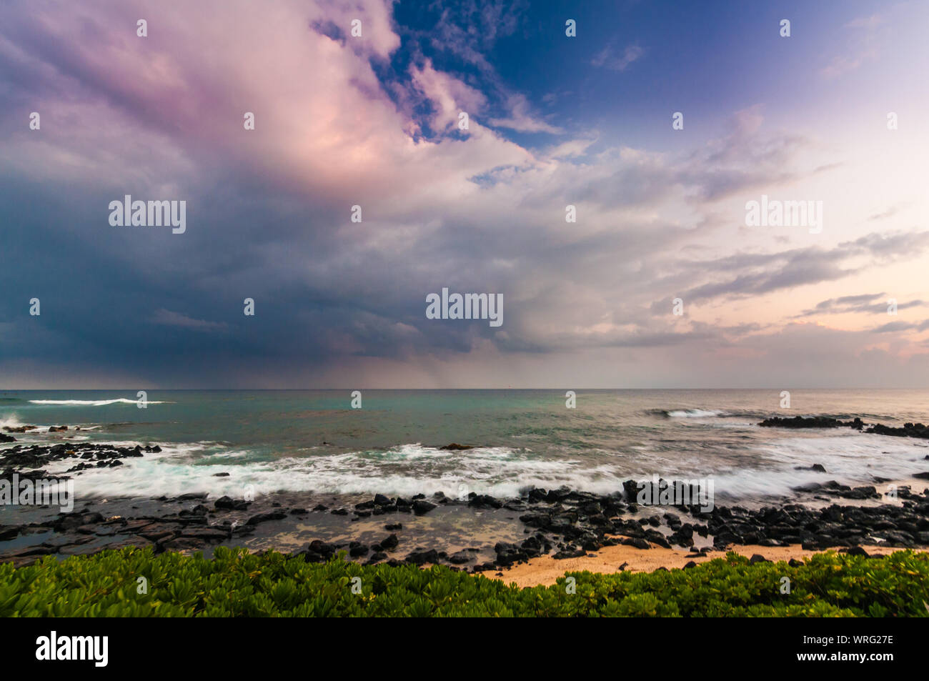 Después de Glow al atardecer en la playa en Koloa tropical en la isla de Kauai, Hawaii, EE.UU. Foto de stock