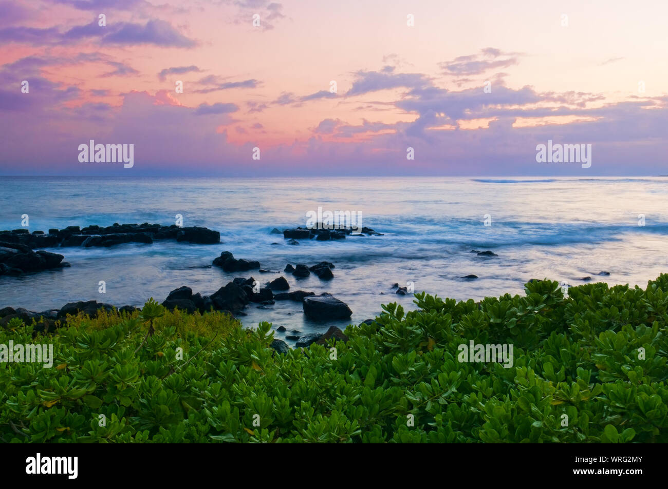 Después de Glow al atardecer en la playa en Koloa tropical en la isla de Kauai, Hawaii, EE.UU. Foto de stock