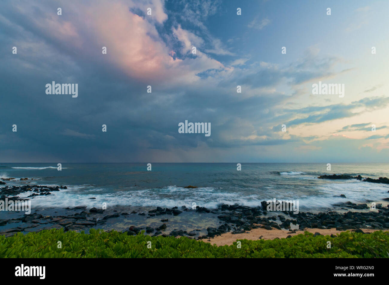 Después de Glow al atardecer en la playa en Koloa tropical en la isla de Kauai, Hawaii, EE.UU. Foto de stock