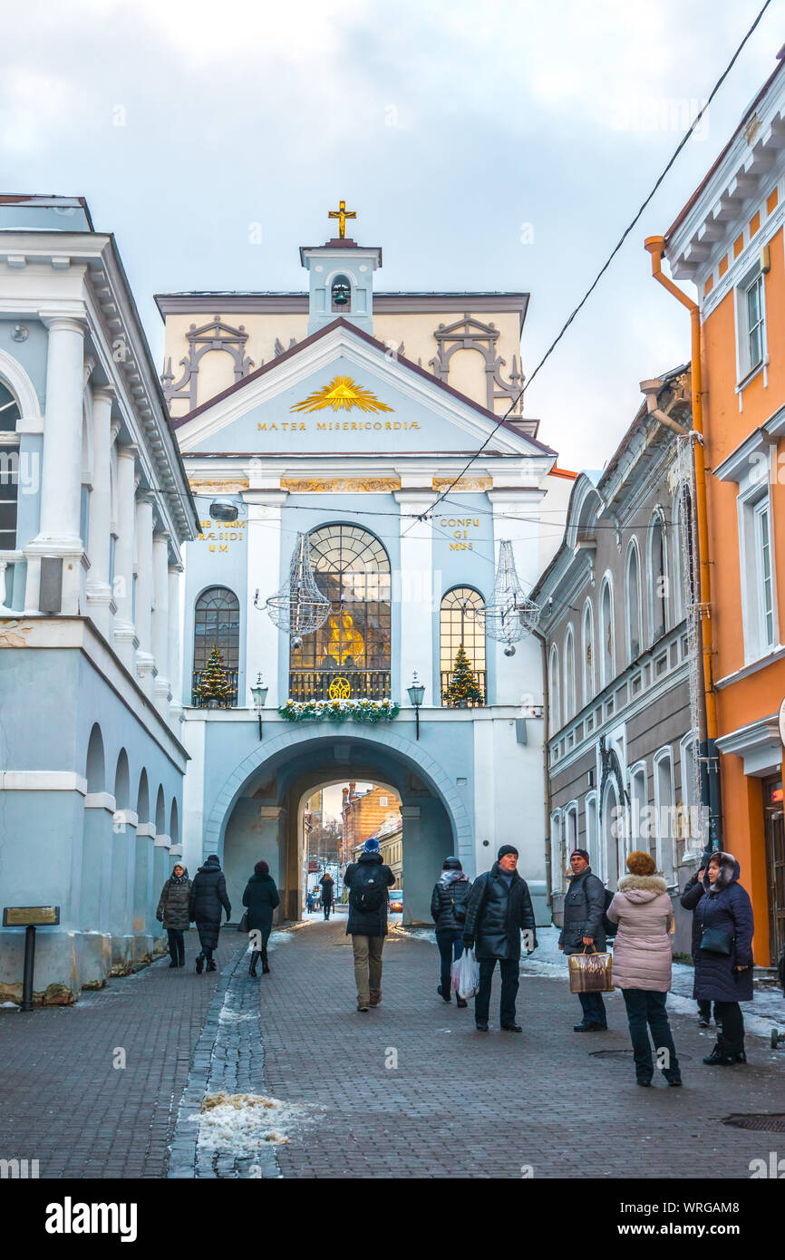 Vilna, Lietuva - 04.01.2019: Ausros gate (puerta de la aurora) con la basílica de la Virgen las calles Ostrobramska en Vilnius. Los viajes. Foto de stock