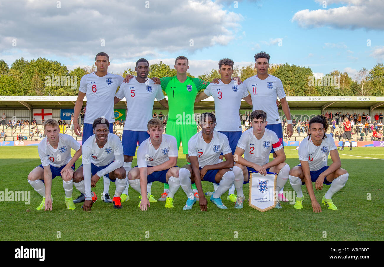 Inglaterra U18 Pre Match Foto De Equipo Fila De Atras L R Yunus Musah Valencia Teden Mengi Manchester United Portero Louie Molden Manchester City Ja Fotografia De Stock Alamy