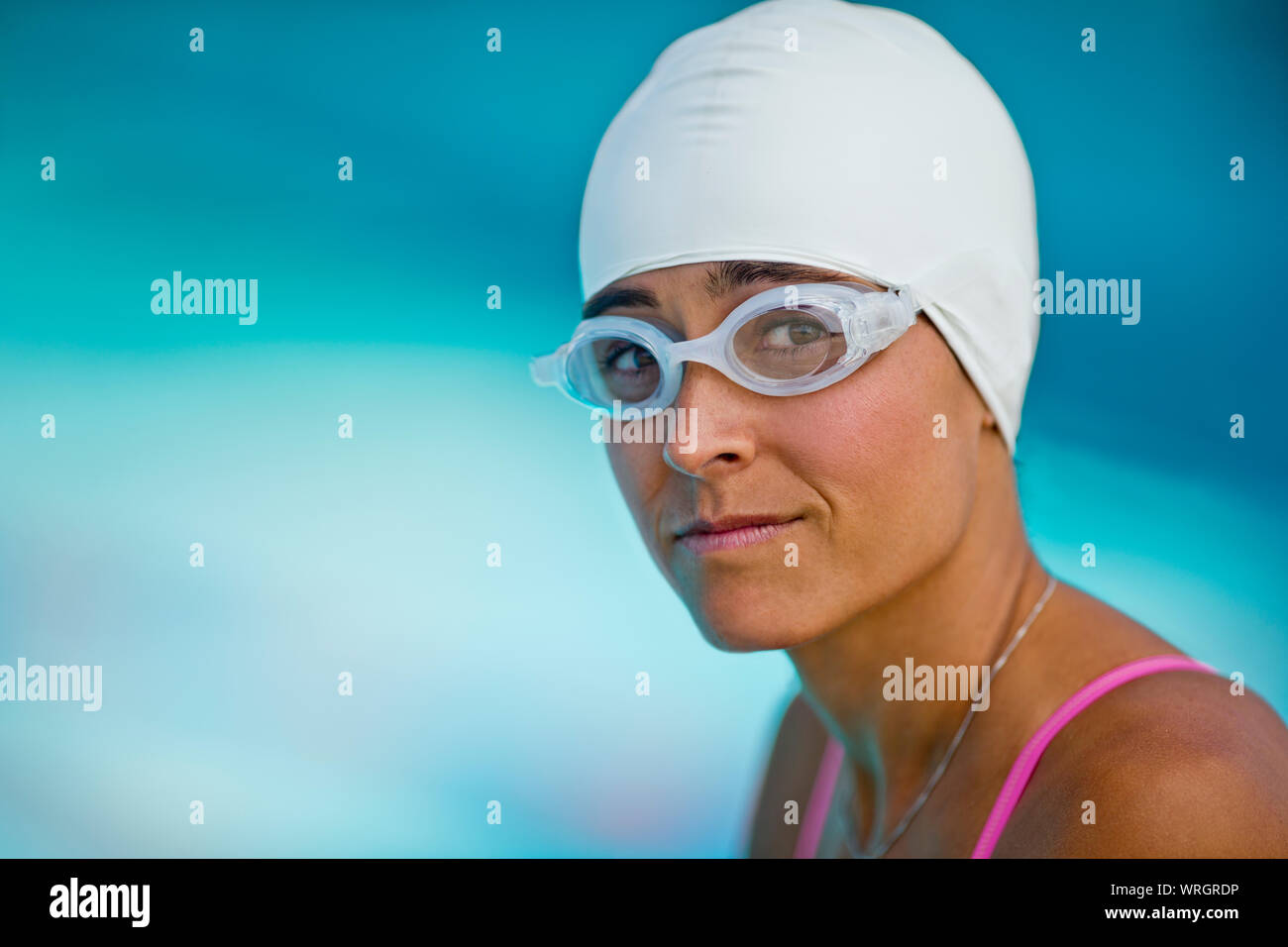 mujer alegre de mediana edad que nadan con fideos de piscina, gorro de  natación y gafas, estilo de vida saludable, deporte Fotografía de stock -  Alamy