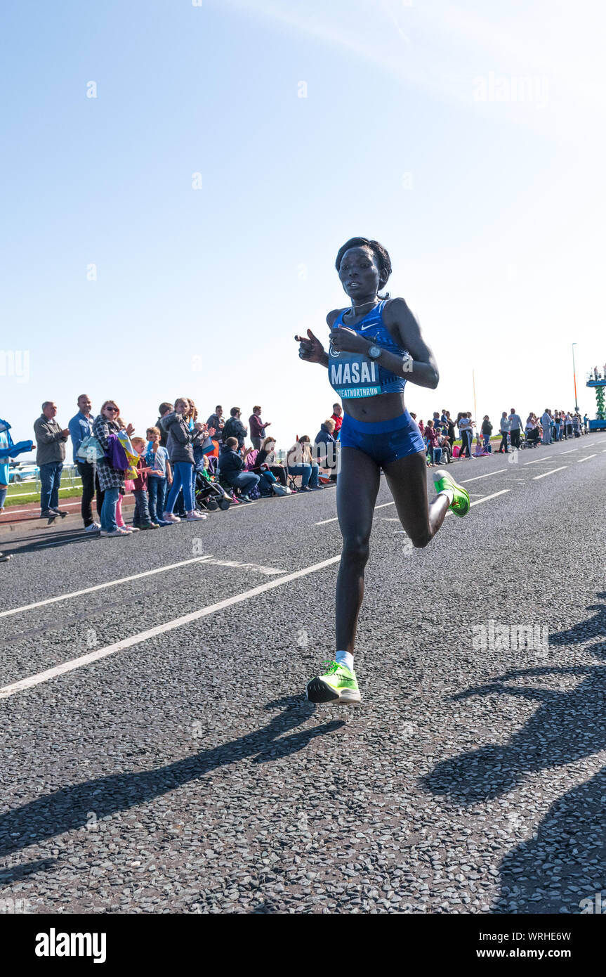 Womens elite runner Magdalena Masai compitiendo en el 2019 Great North Run desde Newcastle a South Shields, Inglaterra, Reino Unido. Foto de stock