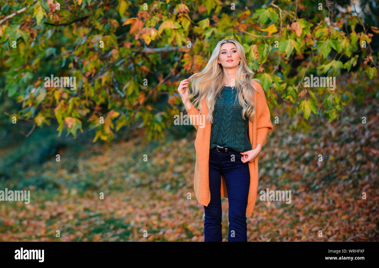 Chica adorable rubia posando en el cálido y acogedor conjunto otoño  naturaleza desenfoque de fondo. Acogedor conjunto ideas para el fin de  semana. Mujer caminar atardecer luz. Acogedor ambiente casual para finales