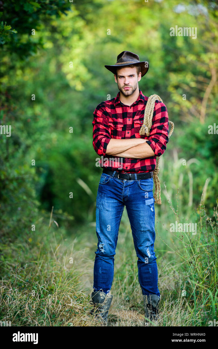 Hombre vestido con sombrero mantenga cuerda. Propietario del attle concepto cría. Cowboy en campo. Rancho ocupaciones. La herramienta Lazo. Cowboy americano. Lasso atado envuelto. La vida occidental. hombre