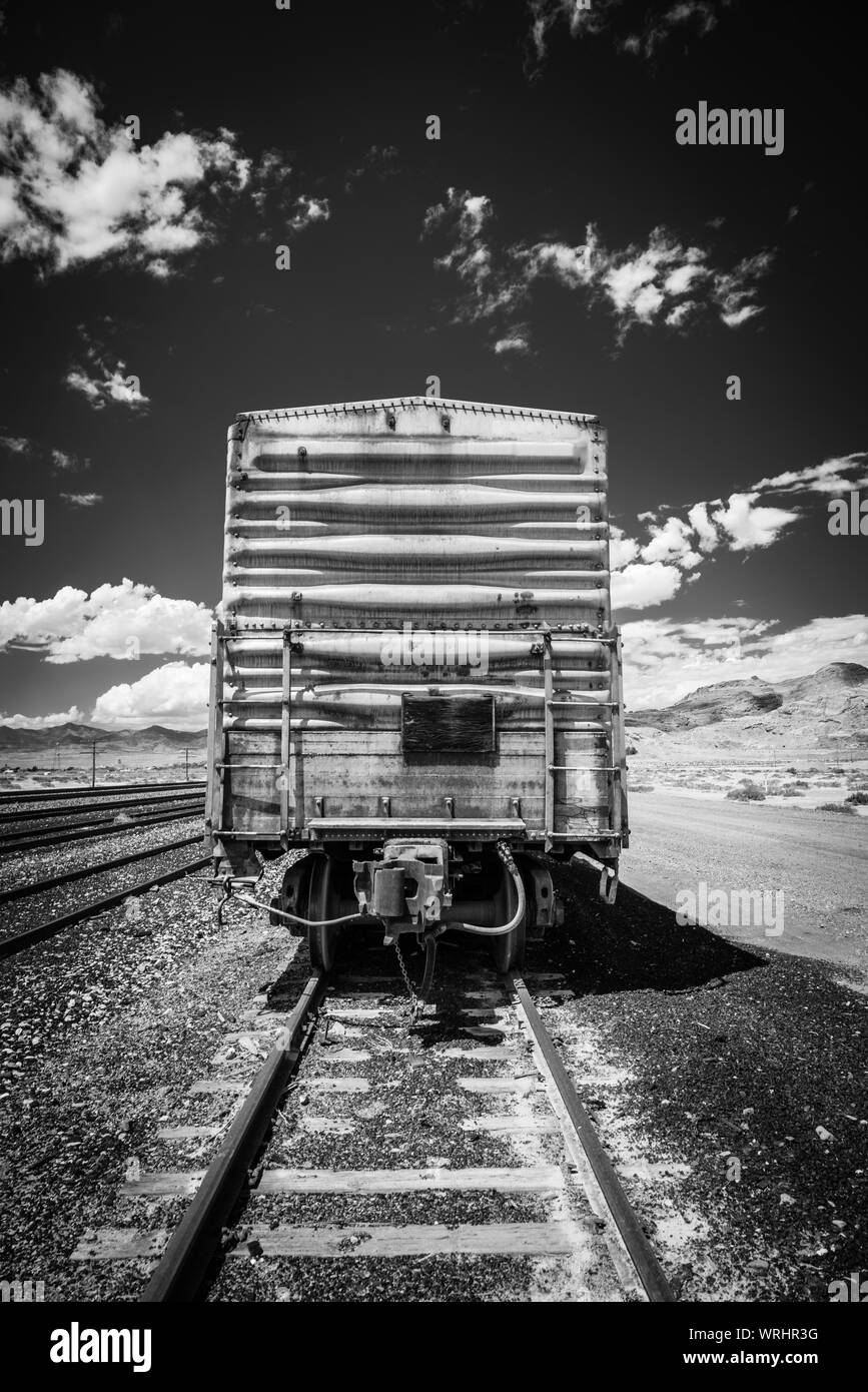 Oxidados tren de mercancías sobre las vías de ferrocarril en Wendover, Utah, EE.UU.. Foto de stock