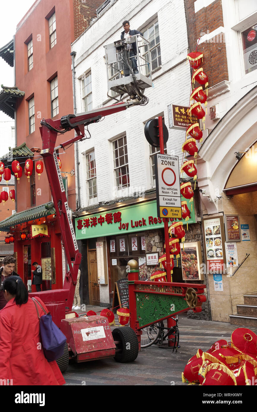 Londres, Reino Unido. 10 Sep, 2019. 10 de septiembre de 2019. Londres, Reino Unido.Chinatown en Soho se prepara para chino tradicional festival de mediados de otoño, decorado con cadenas de faroles rojos colgada encima de la calle. Crédito Peter Hogan/Alamy Crédito: Peter Hogan/Alamy Live News Foto de stock