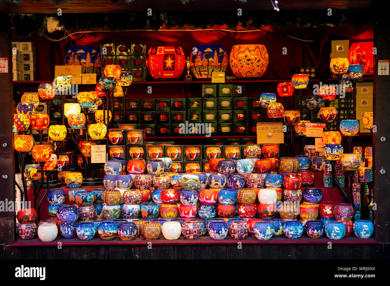 Linternas de colores en la pantalla en la Unión Mercado navideño en el Montículo Precinct, Edimburgo, Escocia Foto de stock