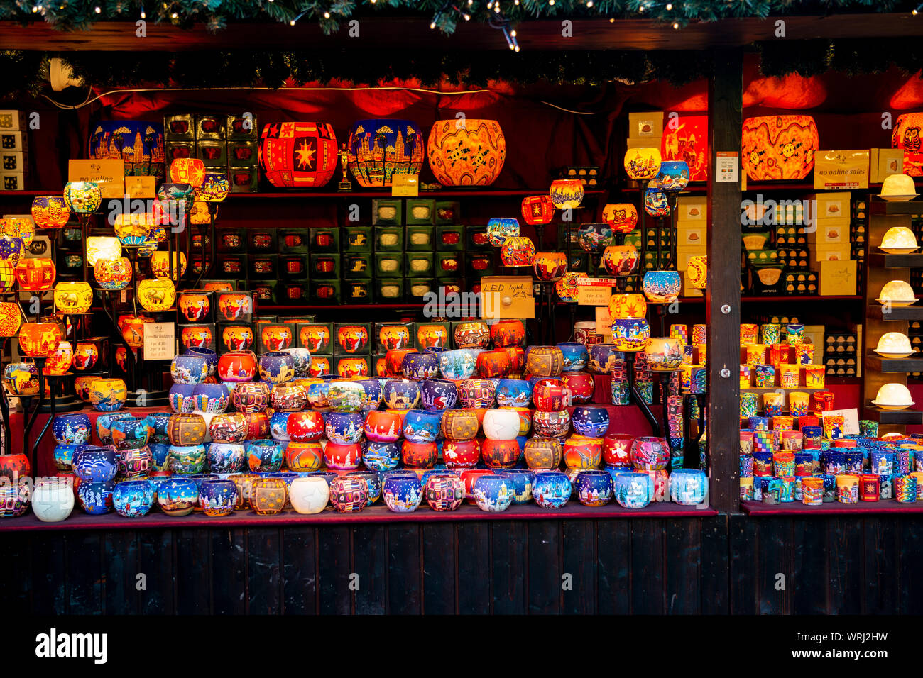 Linternas de colores en la pantalla en la Unión Mercado navideño en el Montículo Precinct, Edimburgo, Escocia Foto de stock