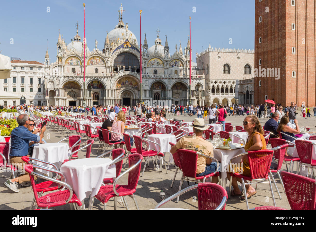 Venecia, Italia (7h de septiembre de 2019) - Los turistas tomando una copa en uno de los bares de la hermosa Piazza San Marco Foto de stock