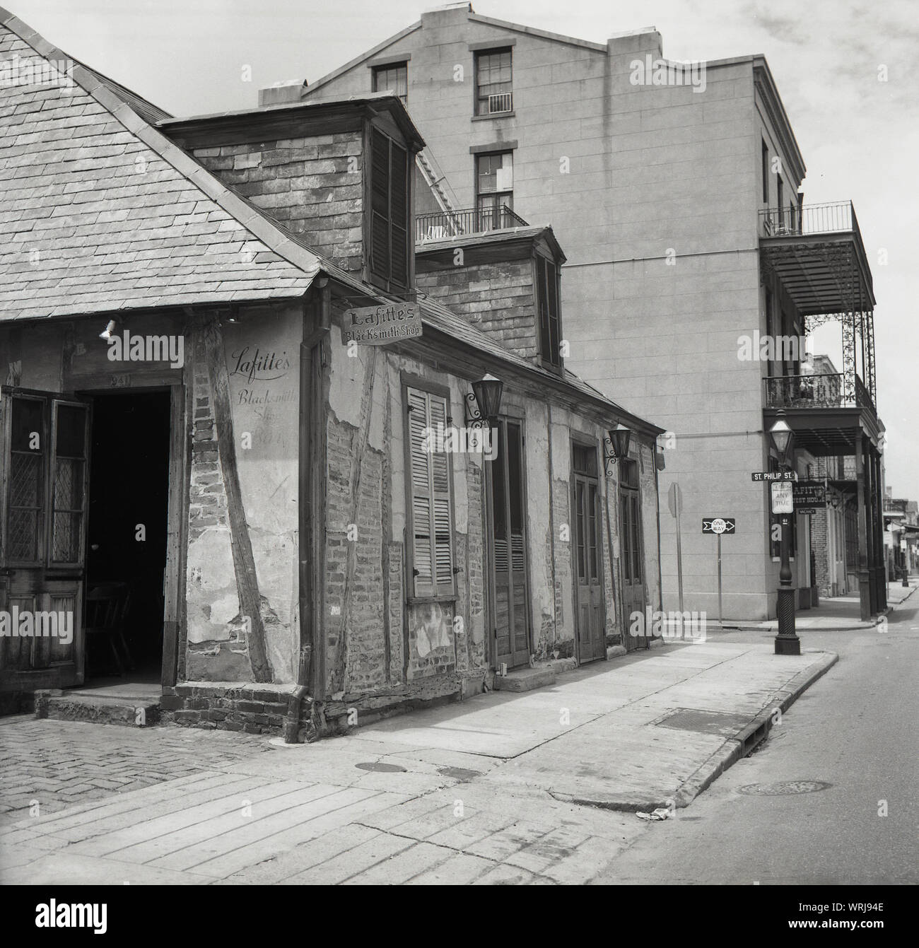 1960, histórica, Nueva Orleans, EE.UU. en el Barrio Francés, el famoso Lafitte's Herrería en la esquina de la Calle Bourbon y San Felipe Calle como parecía en esta época. Una casa colonial francesa/patio y tiene la reputación de ser la "barra más antigua en los Estados Unidos', este edificio histórico es uno de los más famosos de la ciudad. Foto de stock