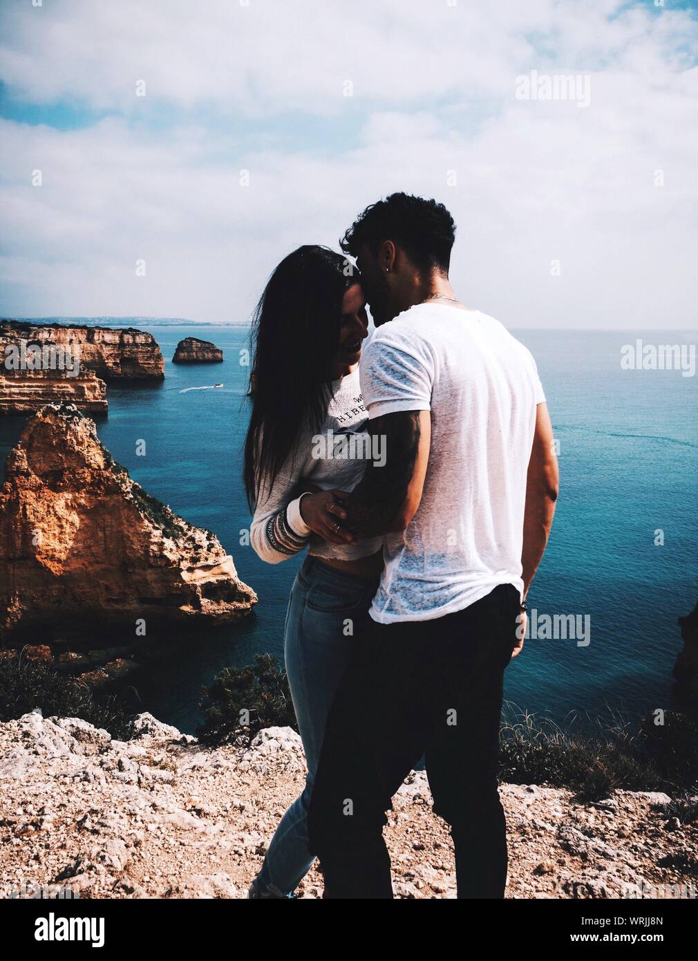 Pareja besándose en la playa fotografías e imágenes de alta resolución - Alamy Pareja besándose en la playa fotografías e imágenes de alta resolución - Alamy
