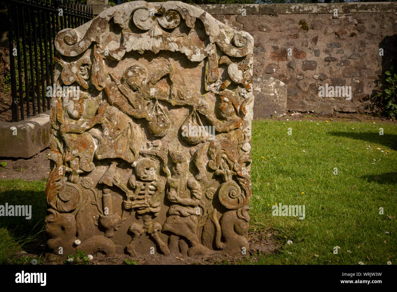 Lápidas mostrando escenas de tam o shanter en tallas de piedra en el auld kirk en alloway en Ayr Foto de stock