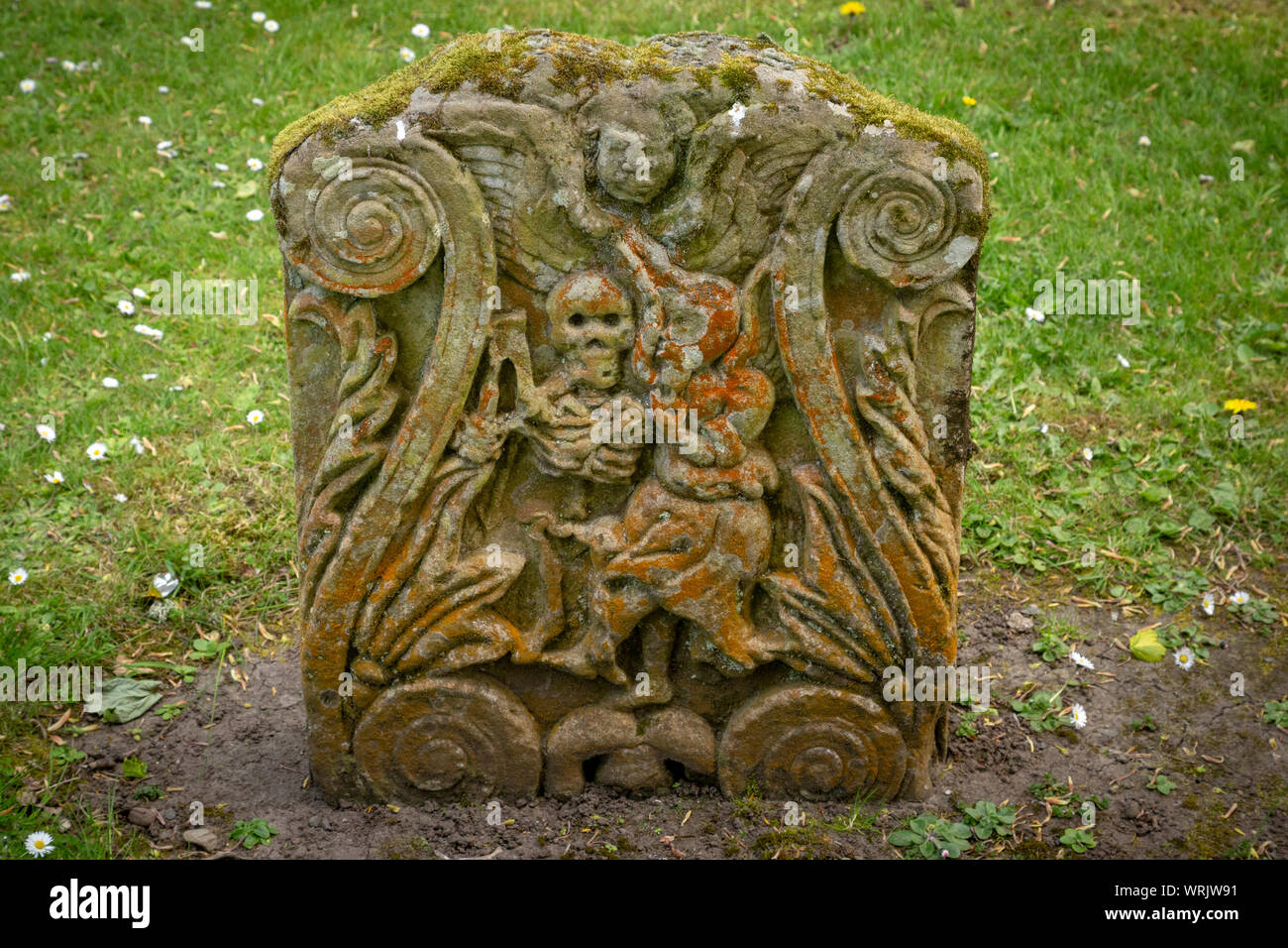 Lápidas mostrando escenas de tam o shanter en tallas de piedra en el auld kirk en alloway en Ayr Foto de stock