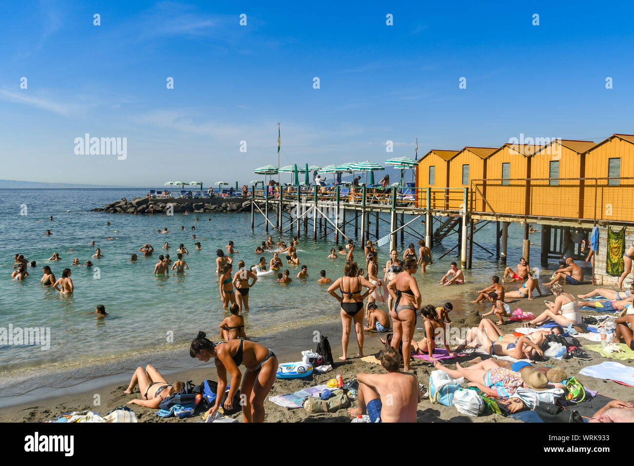 Italia - Agosto 2019: la gente en la pequeña playa y en el por debajo de la ciudad de Sorrento, situado en la cima acantilados Fotografía de stock - Alamy