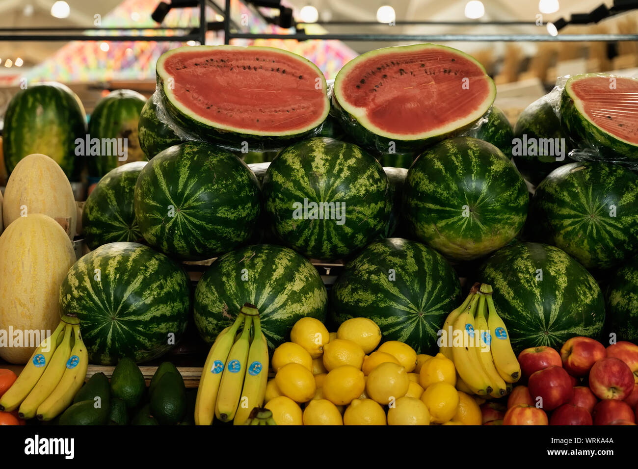 Frutas Y Verduras Frescas En Estante En Supermercado Imagen de archivo -  Imagen de manzanas, colorido: 73137647