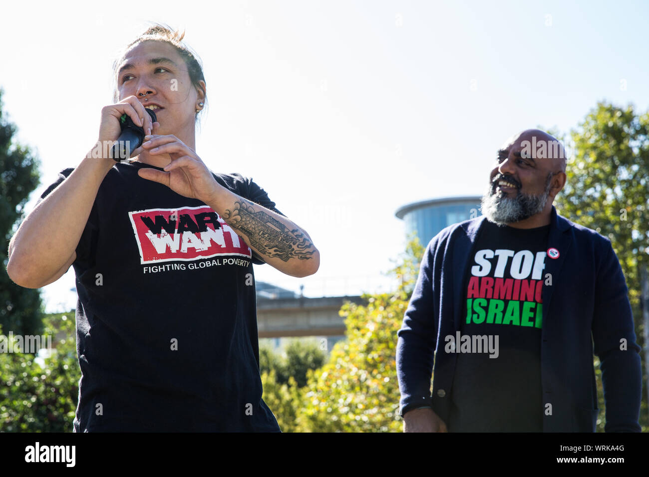 Londres, Reino Unido. El 2 de septiembre, 2019. Un activista aborda una protesta por parte de los activistas de derechos humanos fuera de ExCel London en el primer día de la semana de protestas Foto de stock