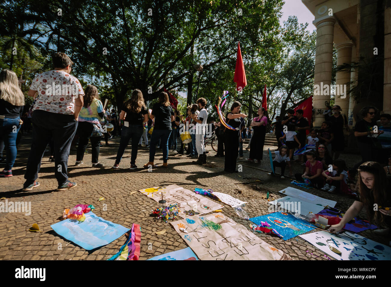 Los niños haciendo banners para una marcha, en un entorno pro protesta durante el día de la independencia de Brasil Foto de stock