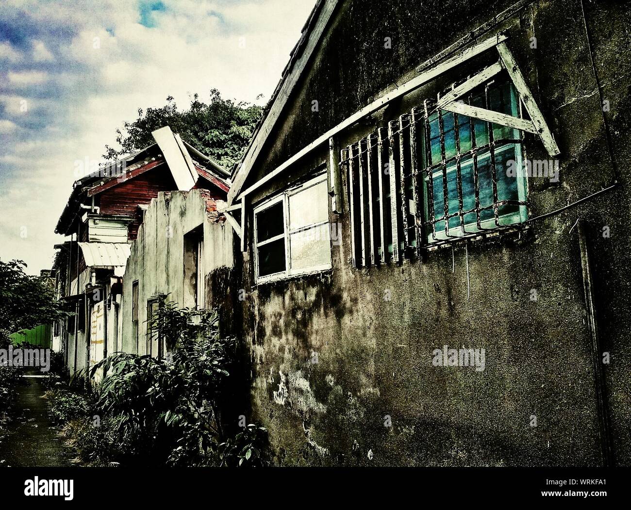 El exterior de las viviendas dañadas en contra de Sky Foto de stock