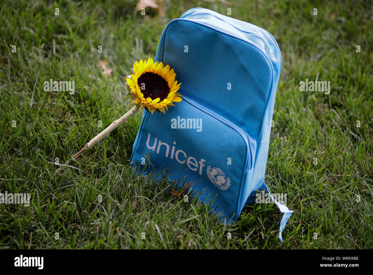 Organización de las Naciones Unidas. 10 Sep, 2019. Una mochila es visto  como parte de un Programa de las Naciones Unidas para la Infancia (UNICEF)  sobre el césped de la instalación de