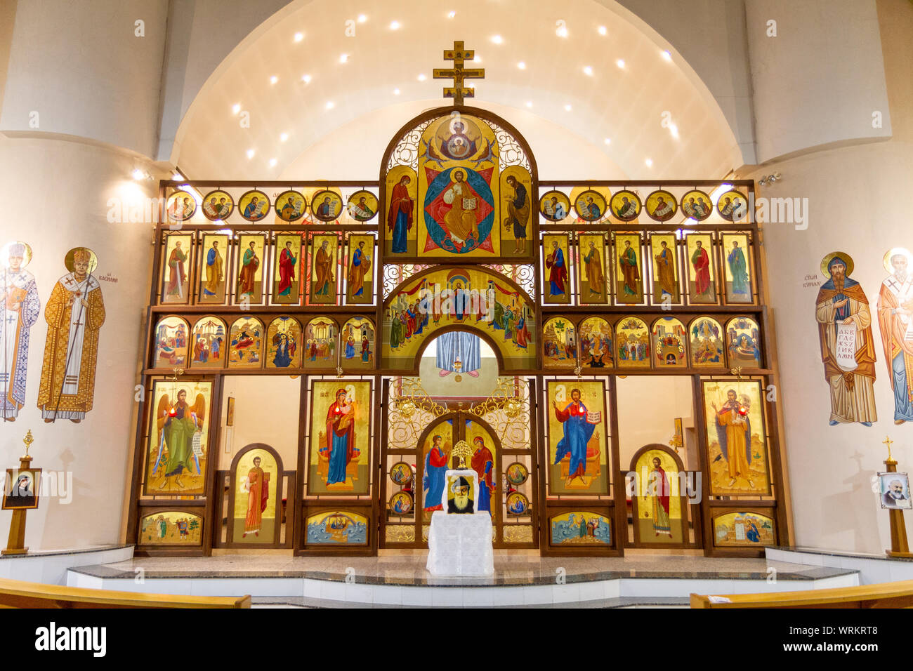 Las reliquias de san Charbel expuestas a la veneración delante del Iconostasio de la Iglesia greco-católica de San Elías Fotografía de stock - Alamy Las reliquias de san Charbel expuestas a la veneración delante del Iconostasio de la Iglesia greco-católica de San Elías Fotografía de stock - Alamy