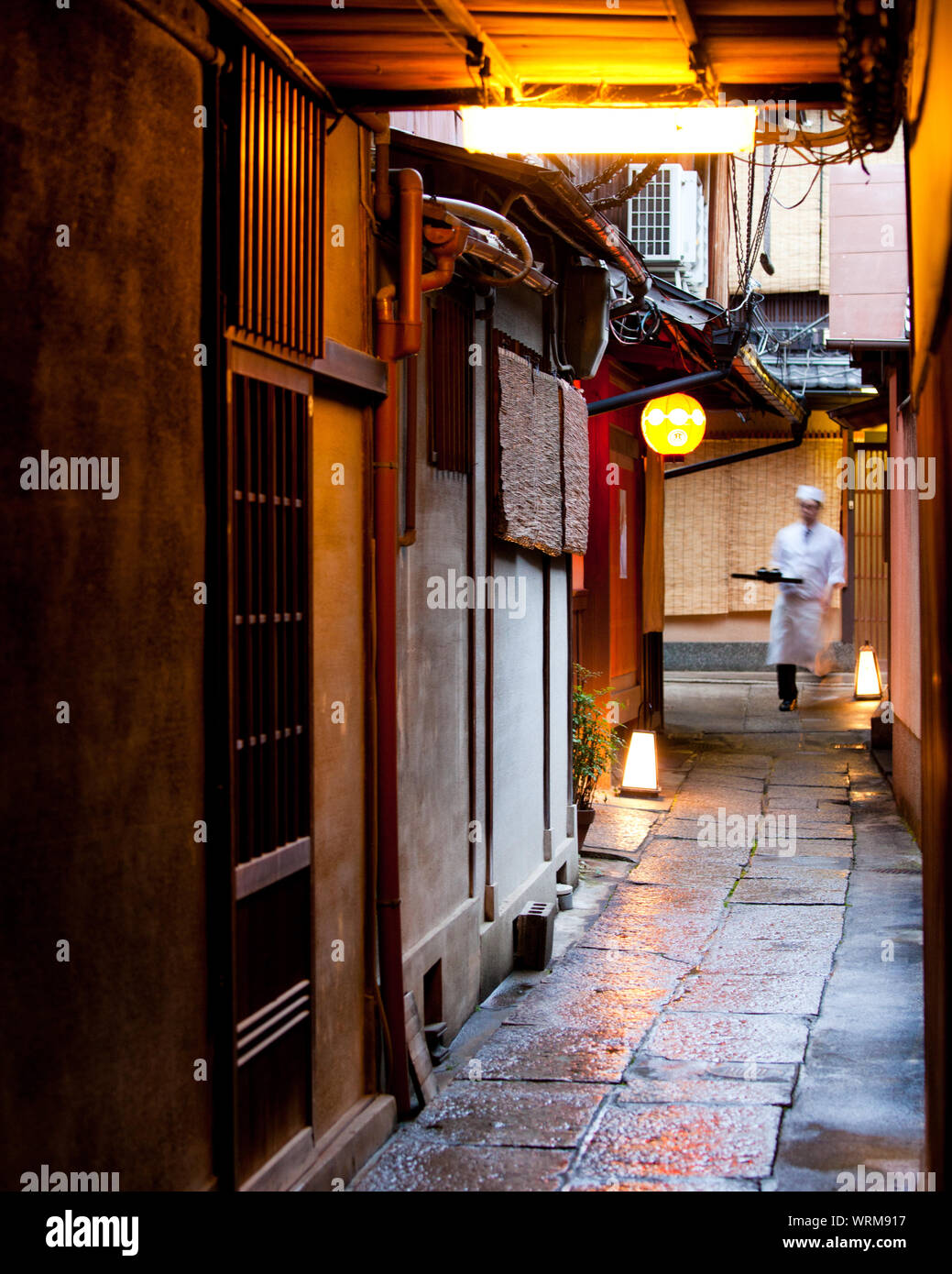 Chef llevando comida en un restaurante, en las calles de atrás del distrito Gion, Kioto Foto de stock