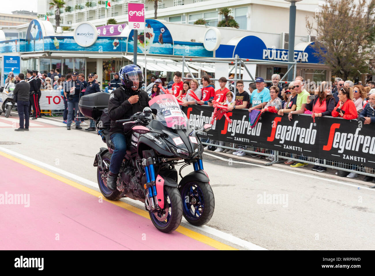 Una motocicleta de la radio se apaga antes de la etapa 9 del Giro d'Italia 2019. Riccione, Italia Foto de stock
