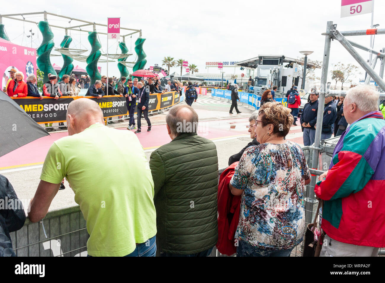 Las multitudes esperando el inicio de la etapa 9 de la TT 2019 Giro d'Italia. Riccione, Italia Foto de stock