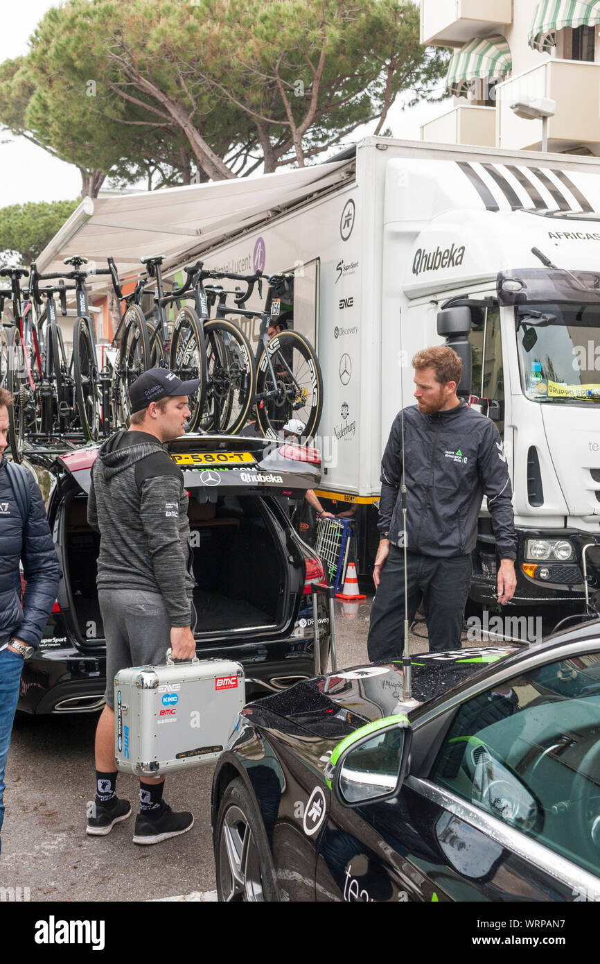 Equipo Dimension Data mecánica hablando fuera del equipo fase nueve camiones antes del Giro d'Italia 2019. Riccione, Italia Foto de stock