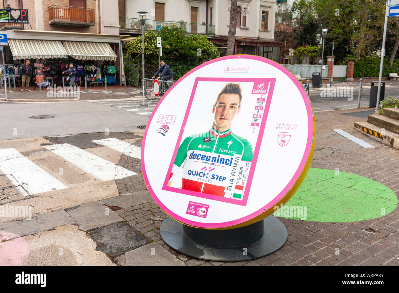 Gran imagen del ciclista italiano Elia Viviani en previsión de la 2019 Giro d'Italia. Riccione, Italia Foto de stock