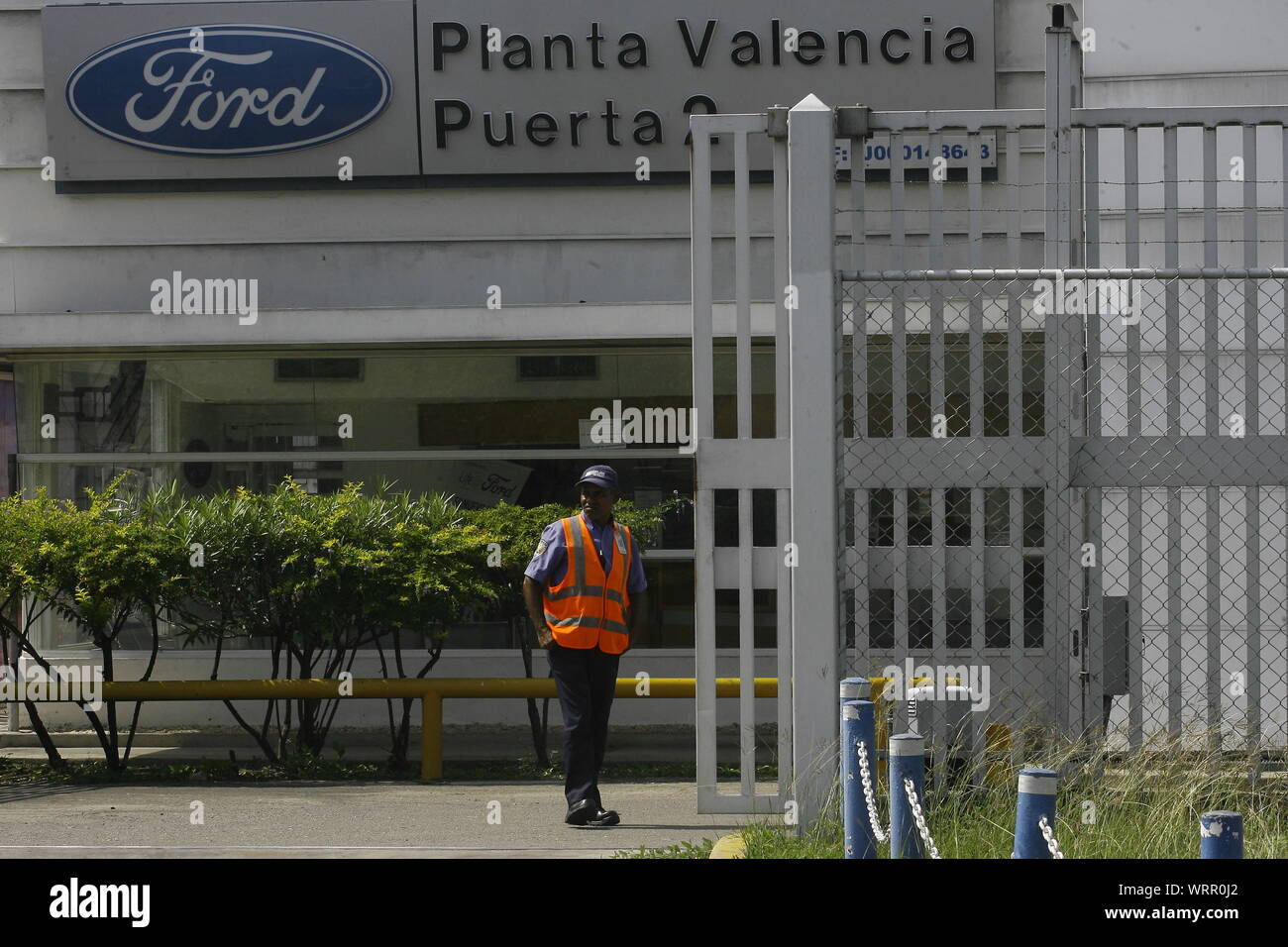Valencia, Carabobo, Venezuela. 10 Sep, 2019. El 10 de septiembre de 2019.  Un guardia hace la excursión a las puertas de la empresa transnacional de  ensamblaje de vehículos Ford Motors de Venezuela,