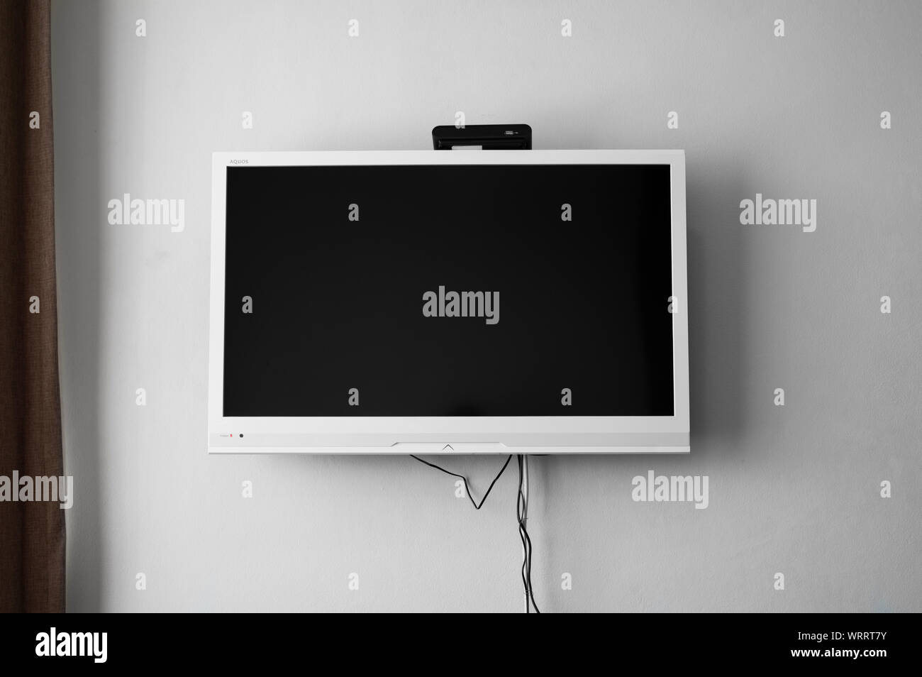 Pantalla LCD o LED TV colgado en la pared con un sintonizador de tv en la  habitación de decoración de diseño. Cómoda casa Fotografía de stock - Alamy