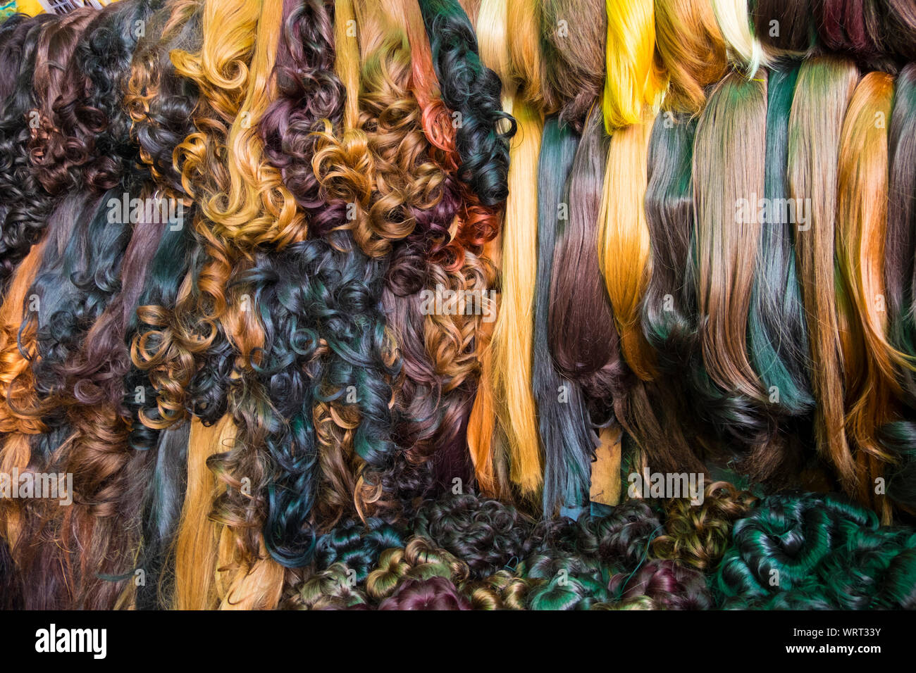 Una amplia variedad de pelucas, extensiones de cabello y otros relacionados con el cabello piezas están a la venta en el mercado central de Phnom Penh, Camboya. Foto de stock