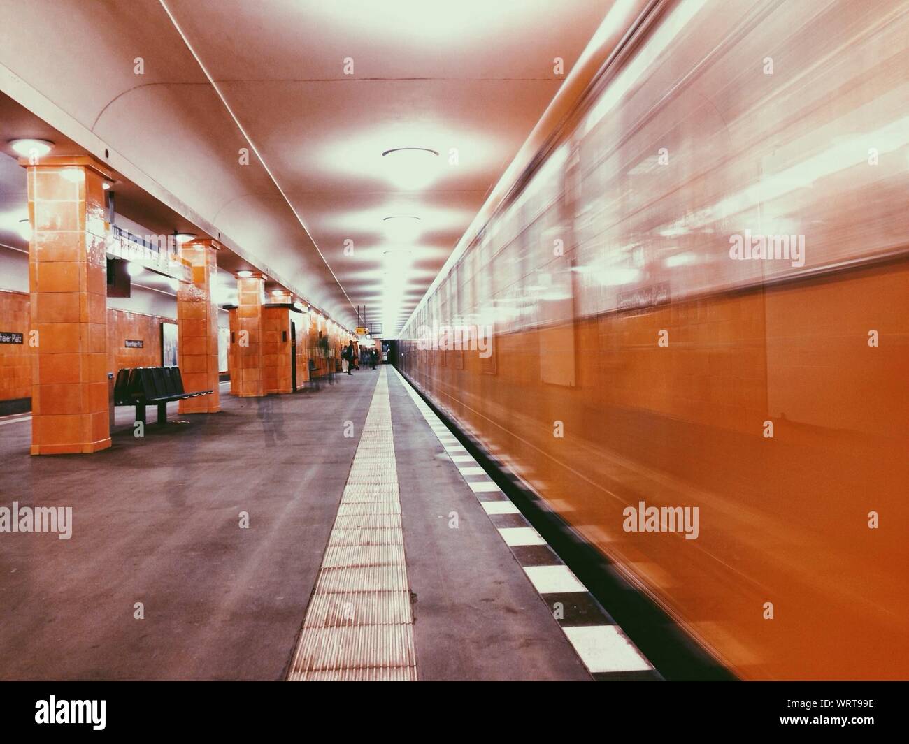 Blur imagen del tren llegó a la estación de ferrocarril iluminado Foto de stock