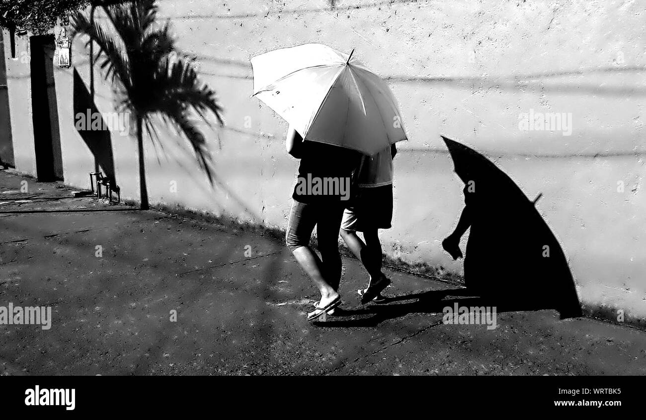 bajo paraguas de stock en blanco y negro - Alamy