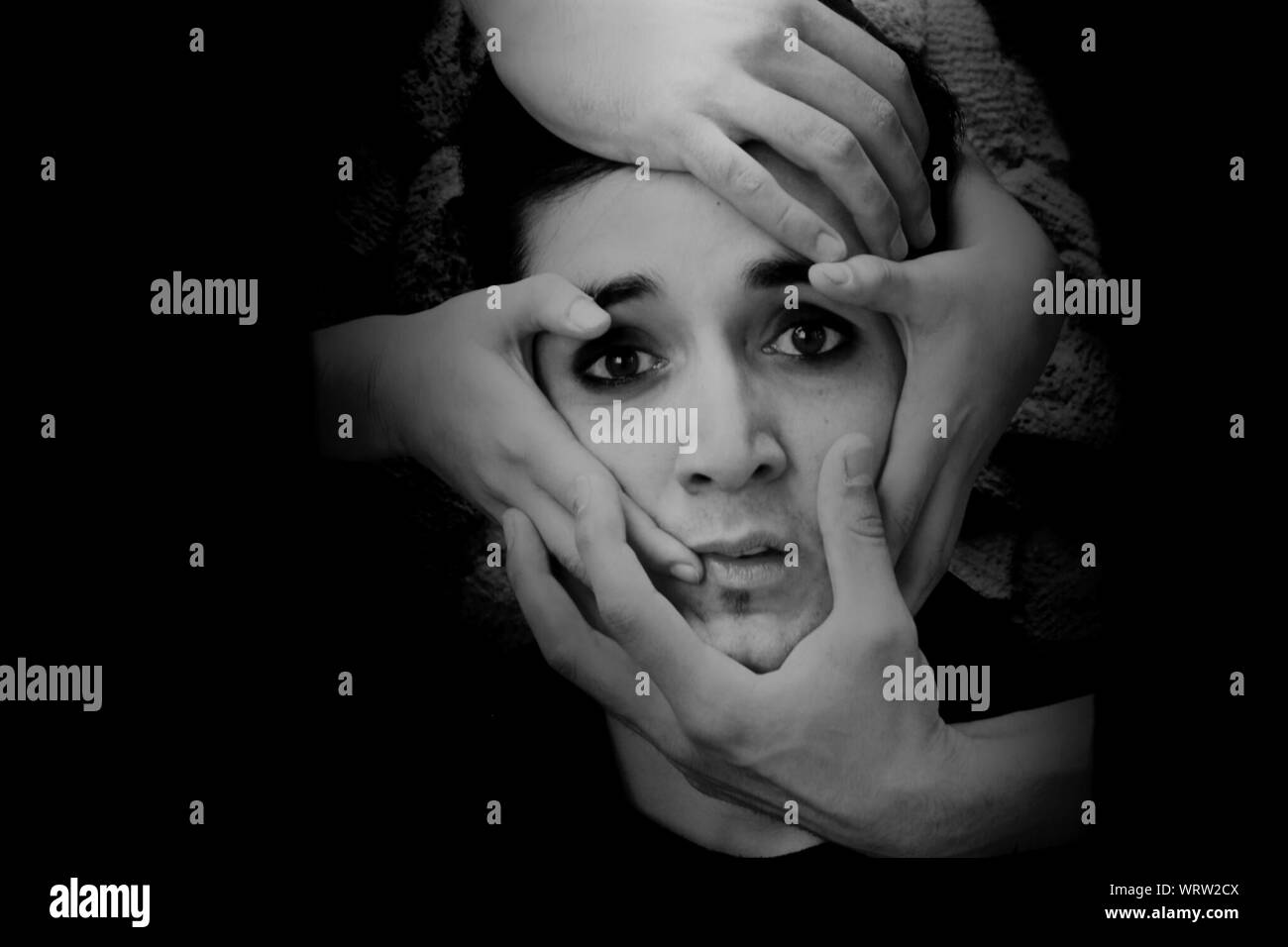 Grabbing face fotografías e imágenes de alta resolución Alamy