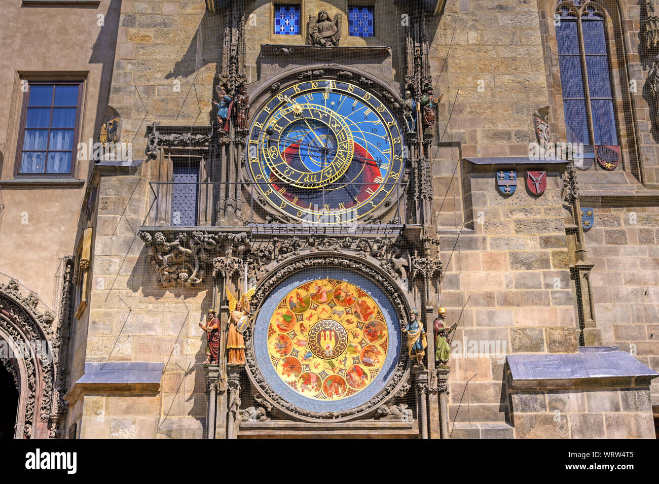 El Reloj Astronómico de Praga situado en el Ayuntamiento de la Ciudad Vieja en Praga, República Checa. Foto de stock