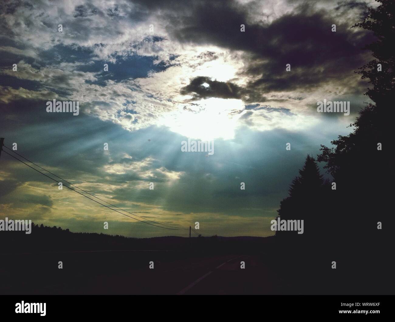 Rayos de sol a lo largo de Country Road Foto de stock