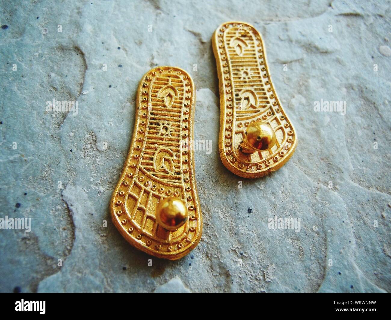 Zapatillas Doradas Fotos e Imágenes de stock - Alamy
